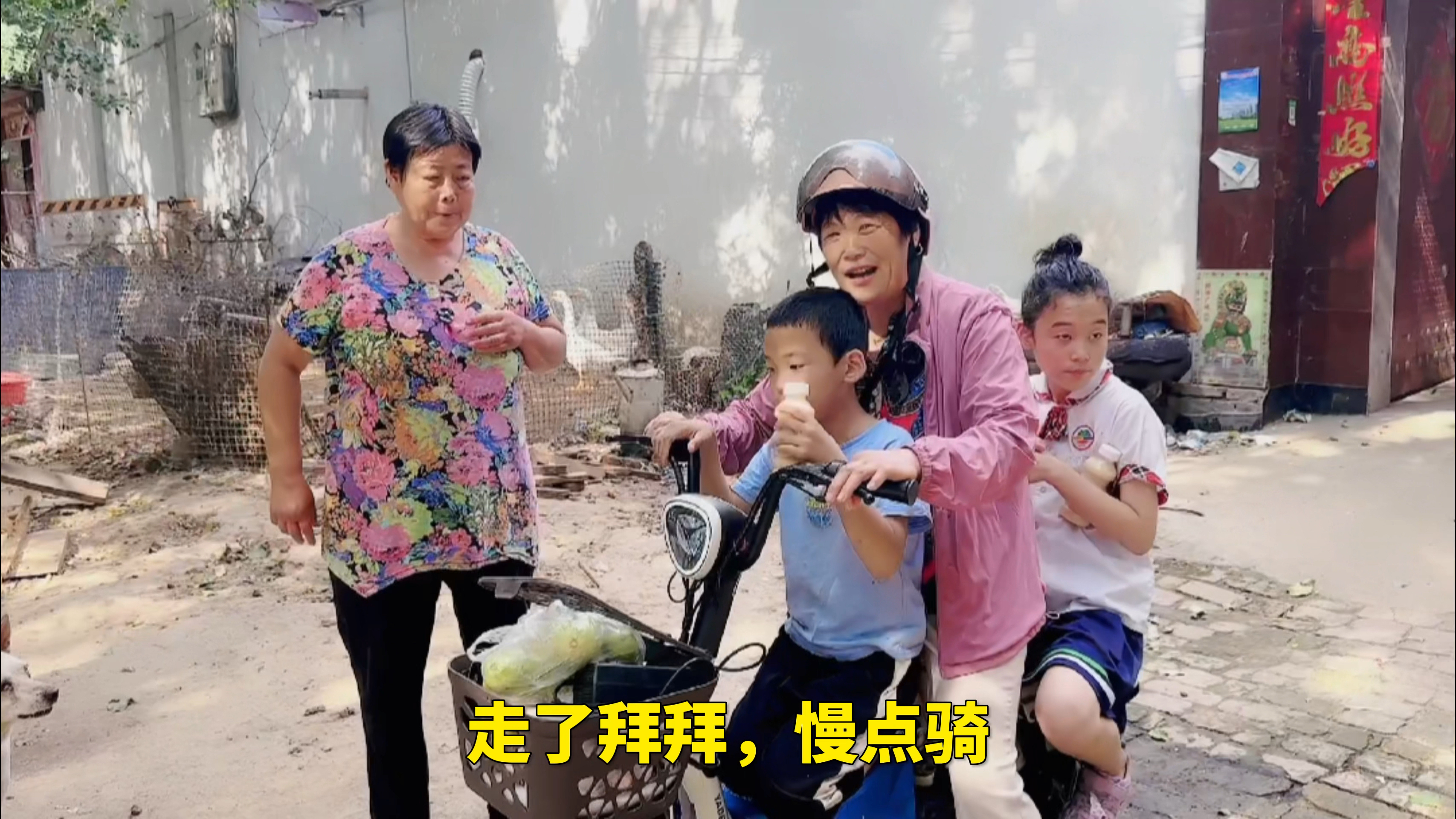妈妈偷偷去农村找闺女,看到她一瘸一拐的样子,心疼得都快哭了