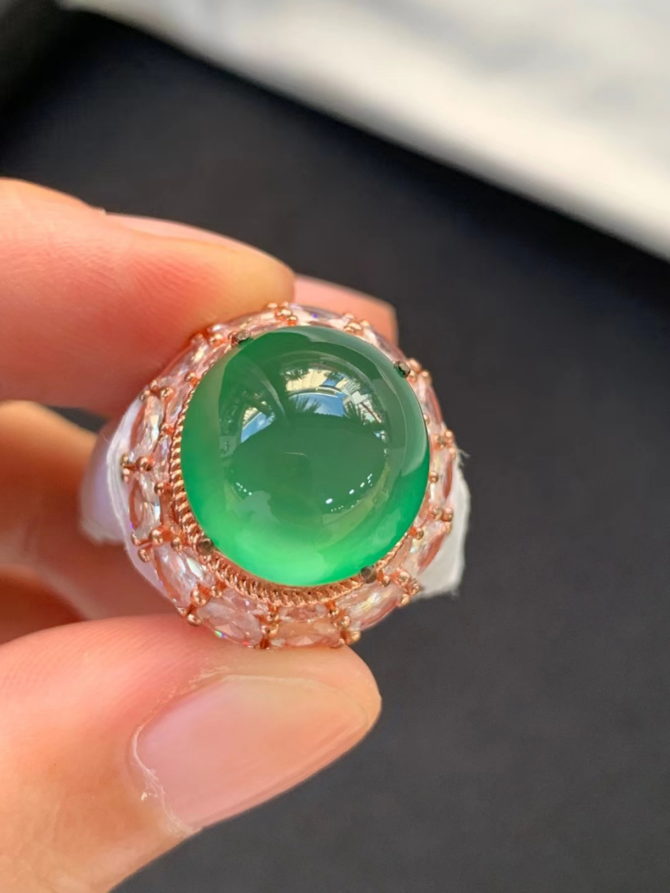 点击头像看直播# #翡翠# 高冰木那绿戒面,种好色好,色泽艳丽明亮,种