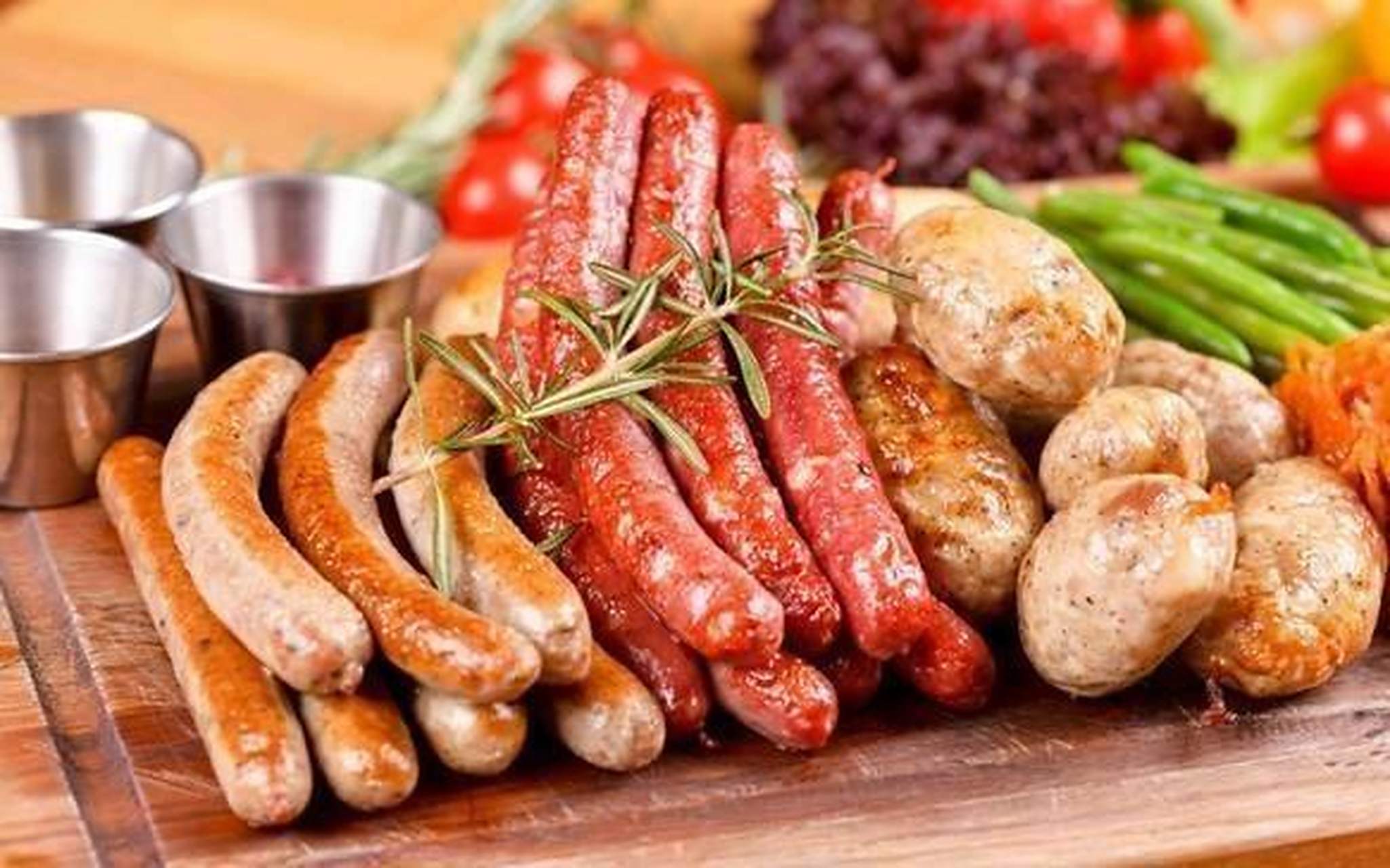 俄罗斯香肠的含肉率要达到百分之八十以上,百分之二十是动物