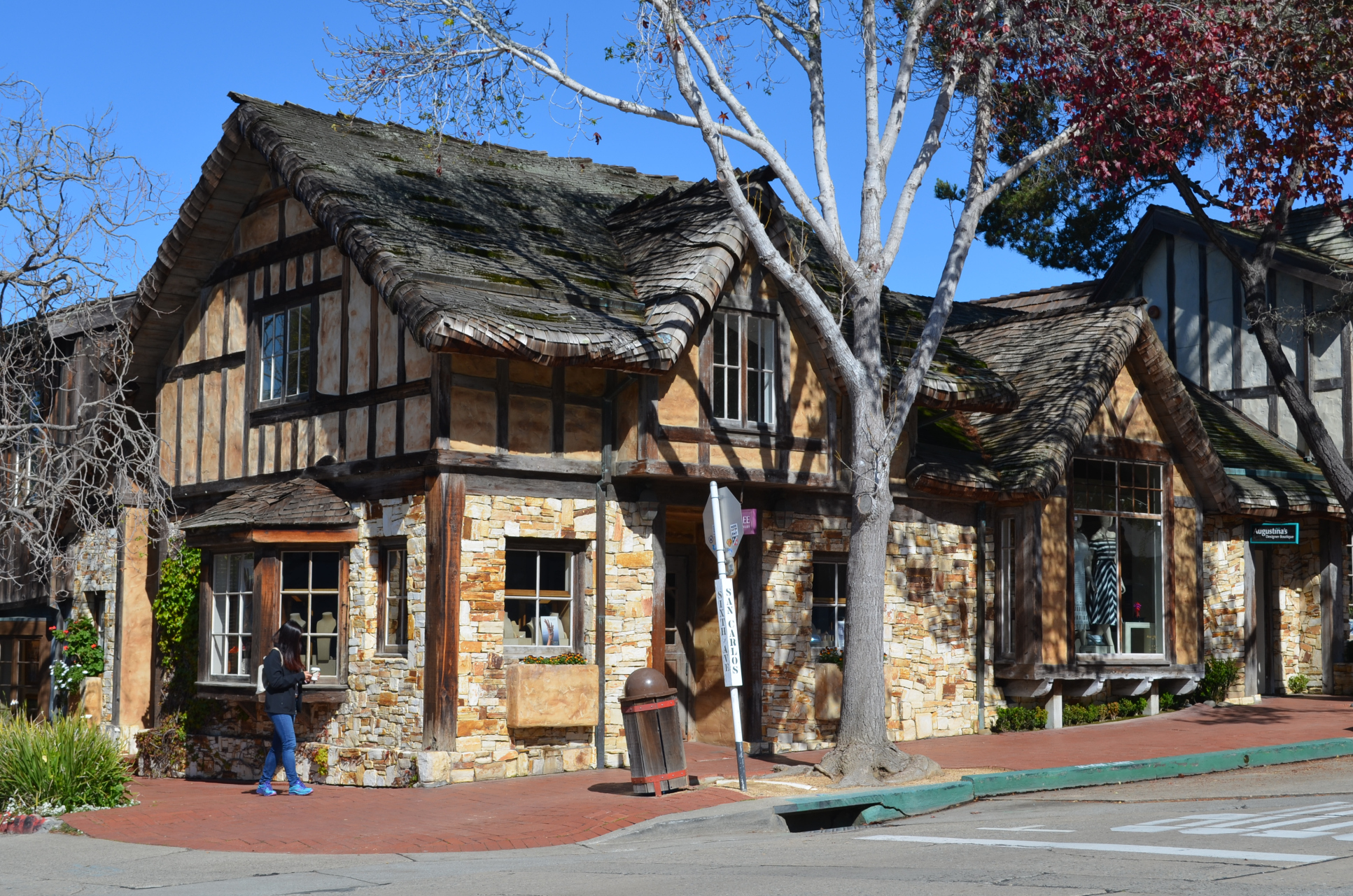 卡梅尔小镇是美国蒙特利半岛的一个精致的海滨文艺小镇,位于美国西岸