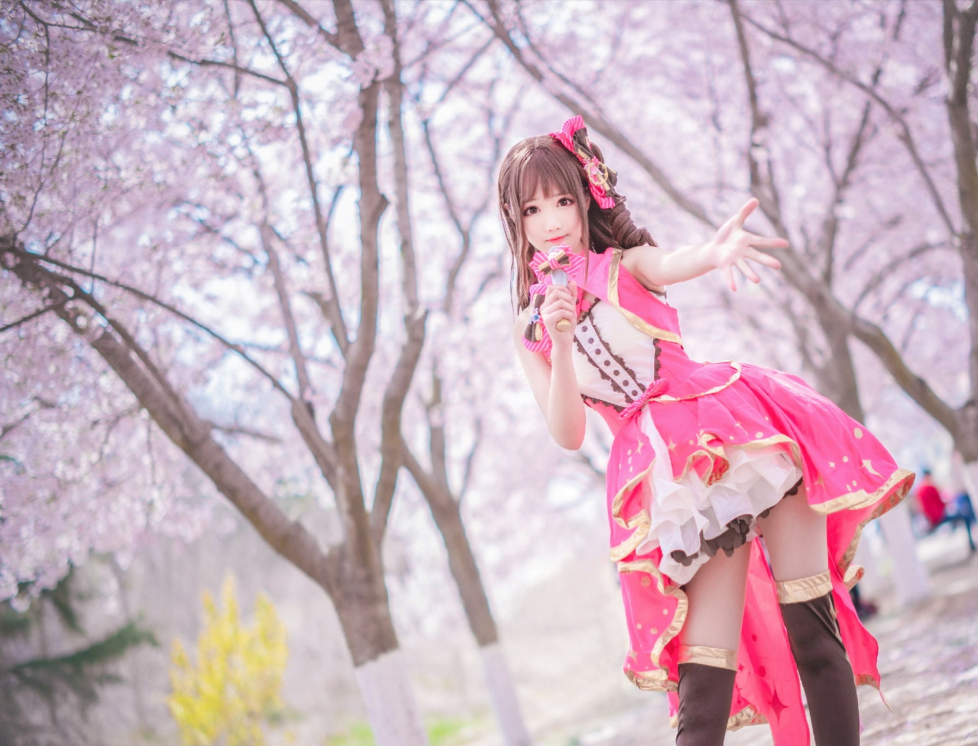 cosplay:开满樱花的树下,这个可爱的岛村卯月很有少女偶像的感觉