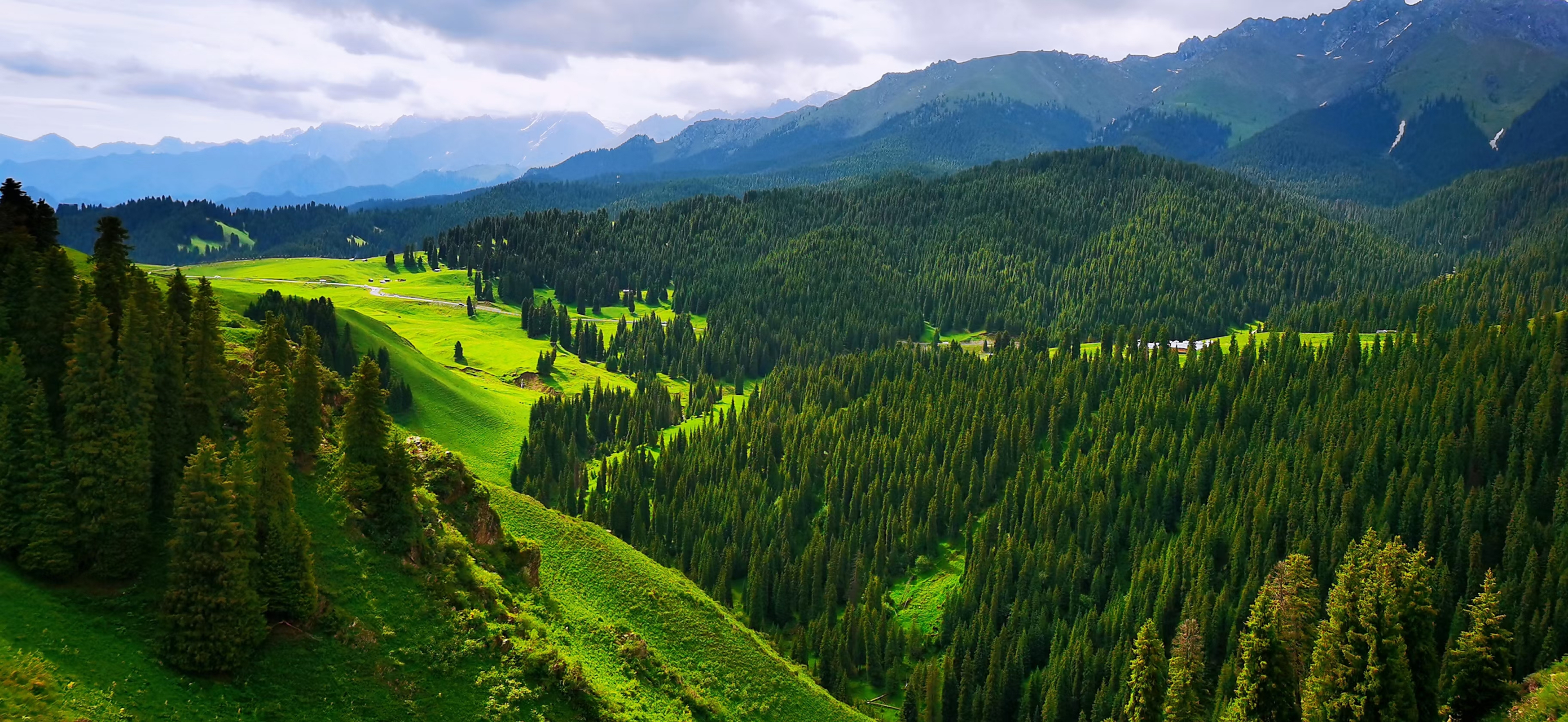 天山神秘大峡谷,集人间峡谷之妙,兼天山奇景之长,蕴万古之灵气,融神