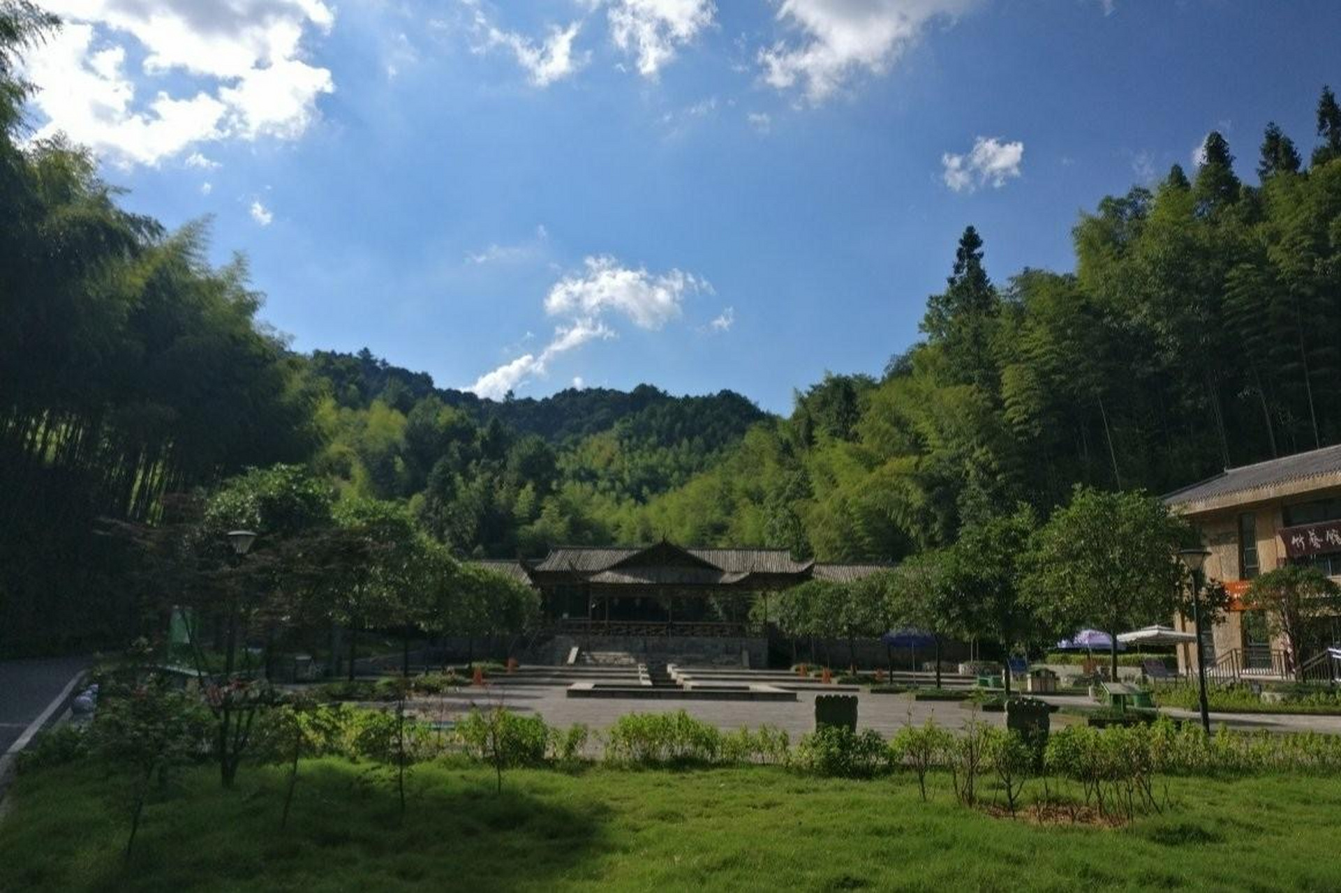 达州的峨城山,是宣汉的四大名山之一,有着陡峭的山势和壮观的景色,是