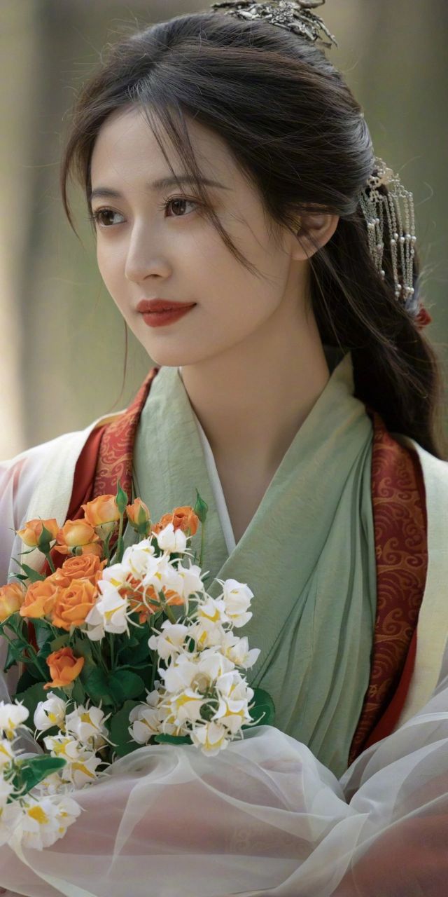 陈钰琪古风穿搭太美艳了. 眼神迷离红唇性感. 一颦一笑颇有韵味.