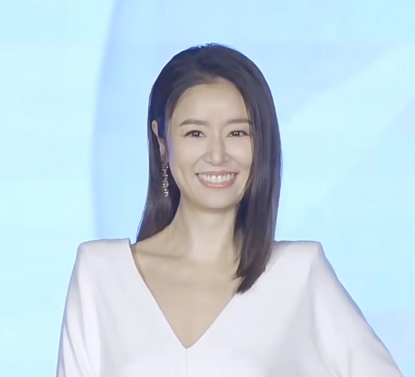 林心如出席活动笑容满面,发型一成不变但颜值能打.