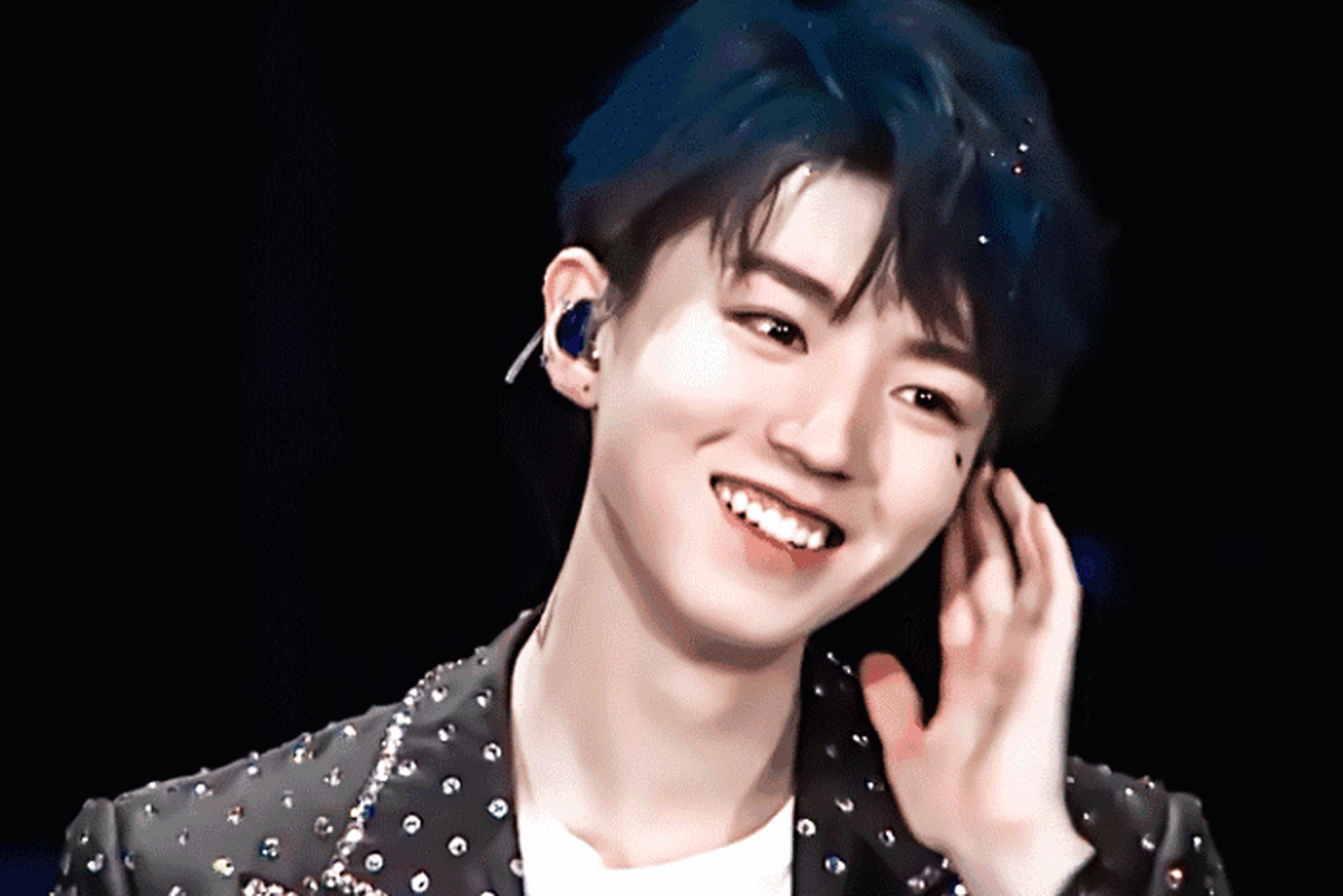 王俊凯的虎牙进化史 一直都是那个开朗明媚的大男孩,笑起来小虎牙太