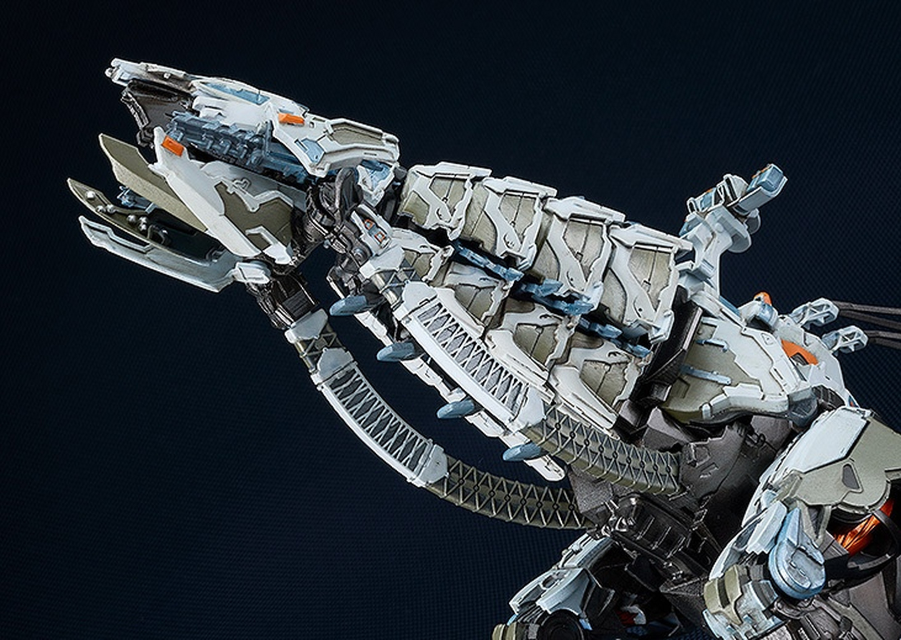 模型欣赏:gsc moderoid 地平线:西之绝境 机械兽闪电颚,全长约38厘米.