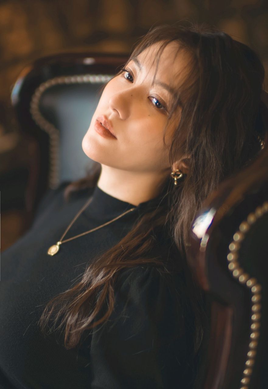 美女演员王姿允,大波浪长发及腰,妩媚动人