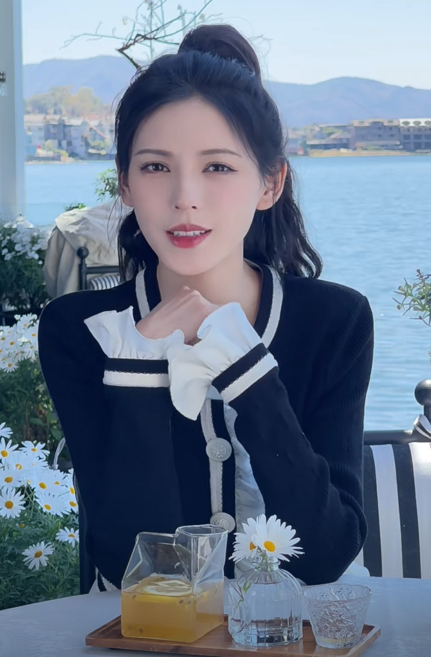 张予曦坐在海边录短片,梳起高马尾脸型还那么小,长相属实优越.