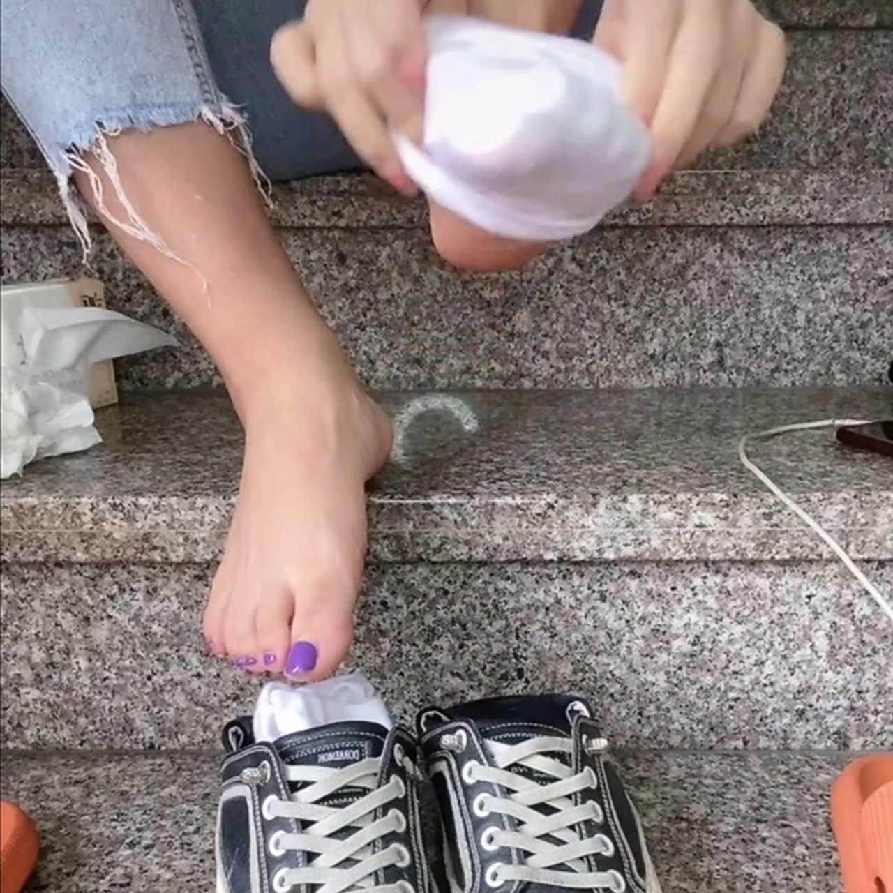 表姐躲楼道里试鞋子#美jio丫# #美鞋控# #每日穿搭推荐