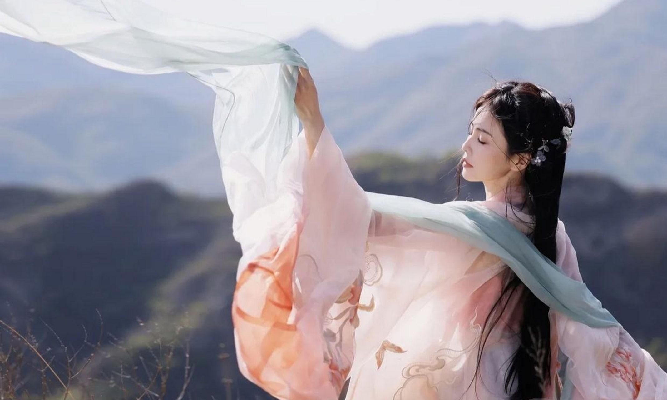 白鹿的古风造型太好看了,温婉甜美,轻盈飘逸,又美又仙!