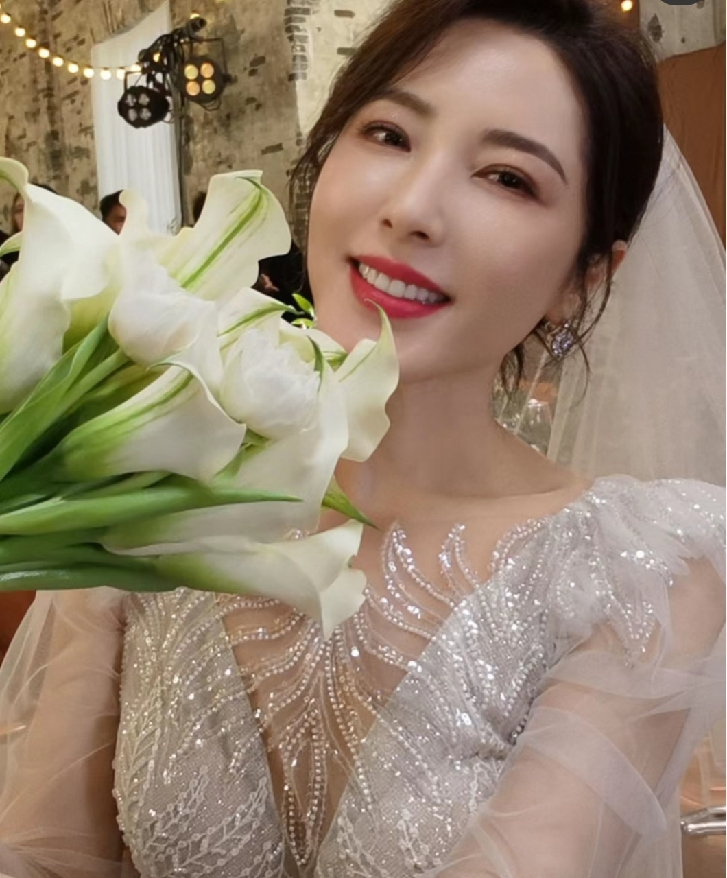 曾黎晒拍戏现场美照,身穿婚纱造型唯美,大气的御姐模样十分圈粉.