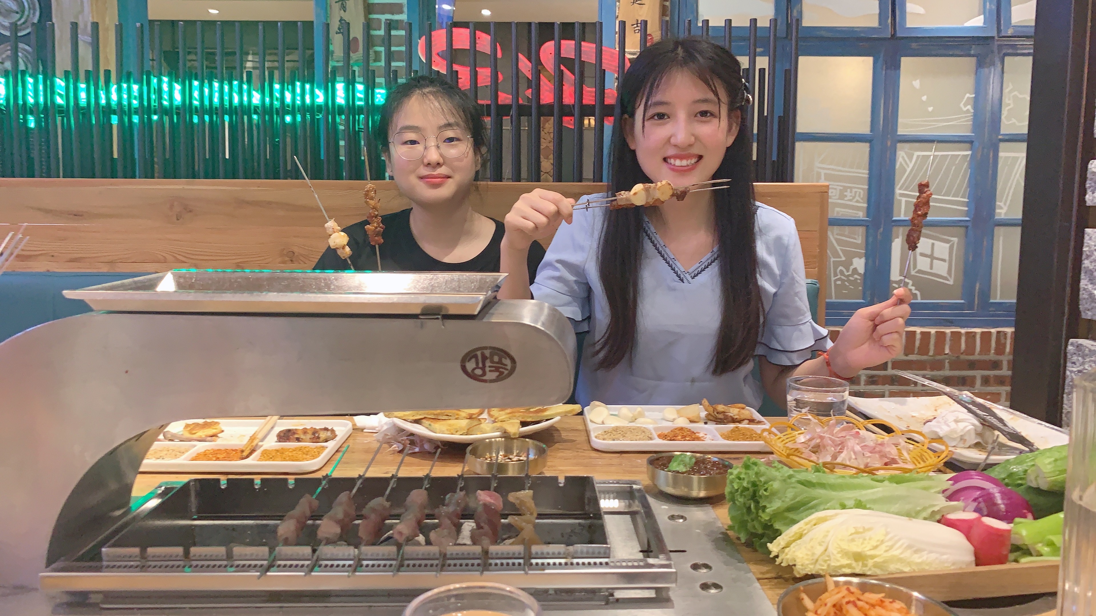 烟台烧烤天花板,鱿鱼牛肉五花肉都点上,一烤滋滋冒油,撸串真爽