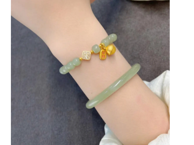 金手镯和玉手镯能戴在一只手上吗