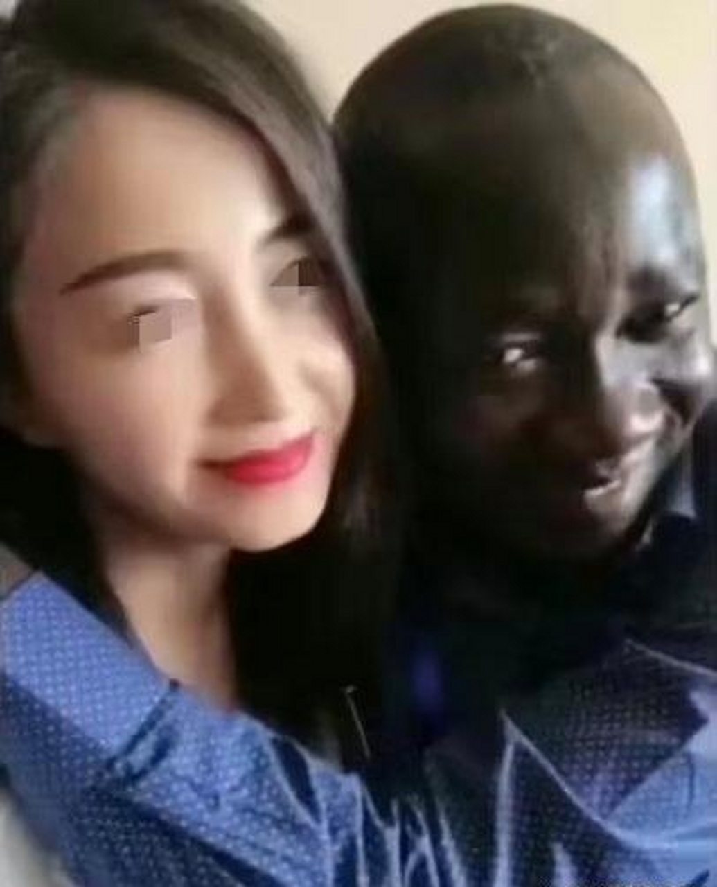 黑人基因真强大,儿子比爸爸肤色都正宗