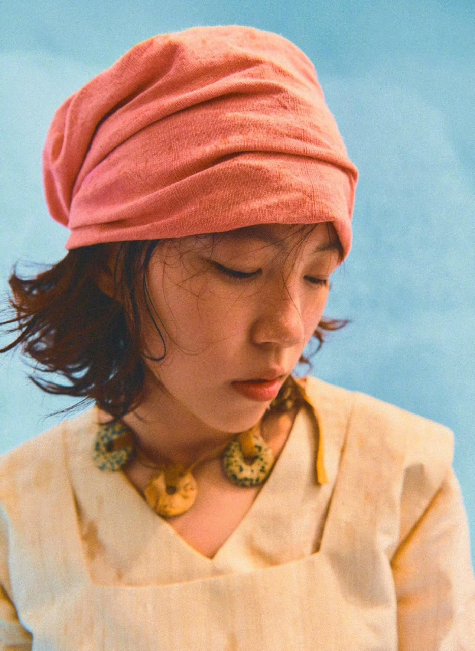 王菲大女儿窦靖童晒近照,天后的女儿和她一样有个性,拍照都选择与众不