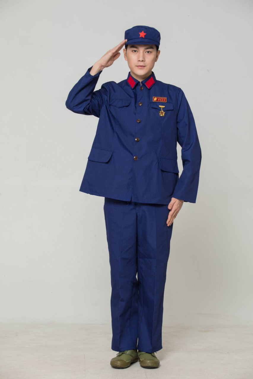 毫不夸张的说连街上的混混儿也穿着军装招摇过市.