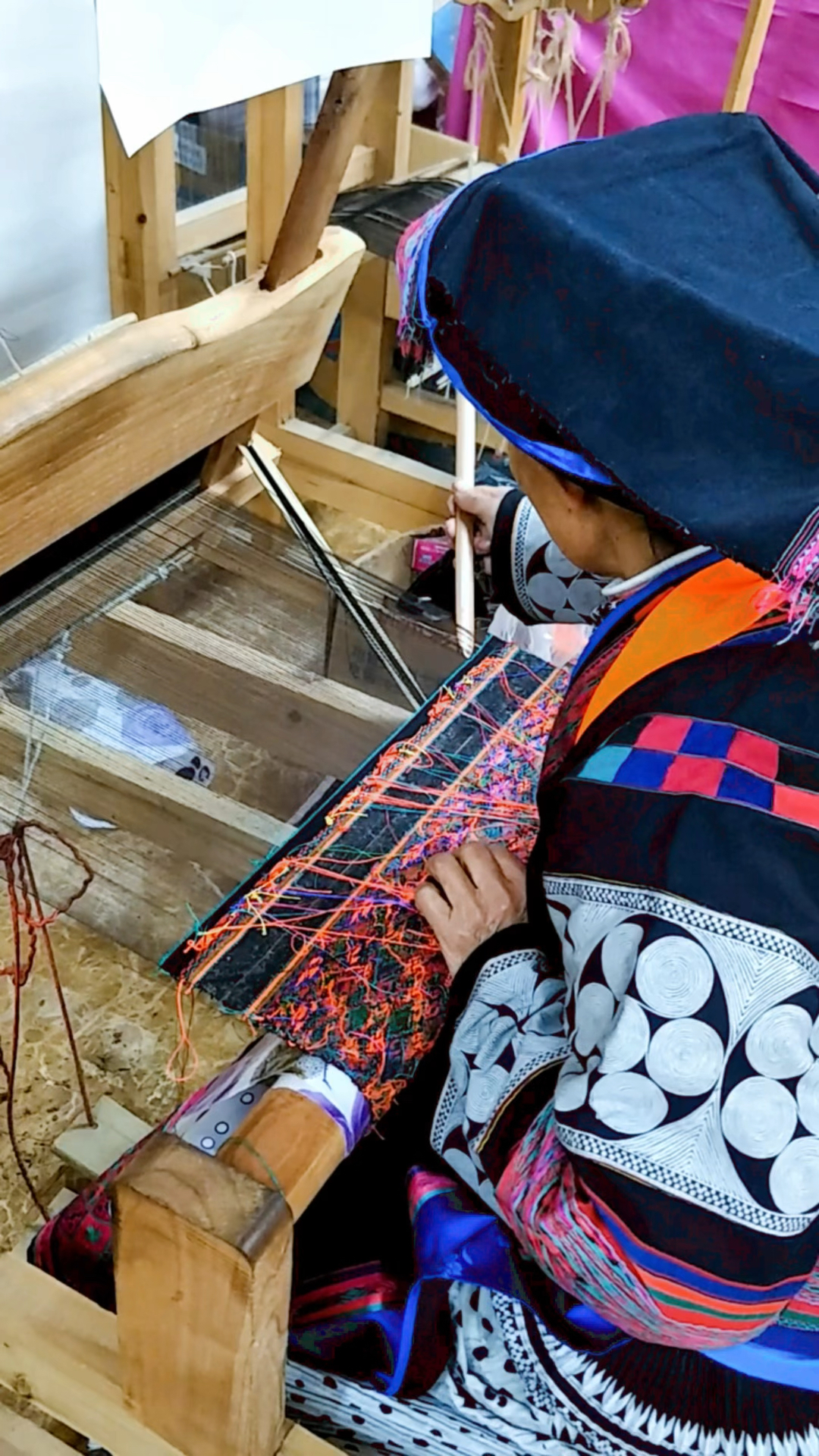 少数民族7旬老人用传统织布机织布