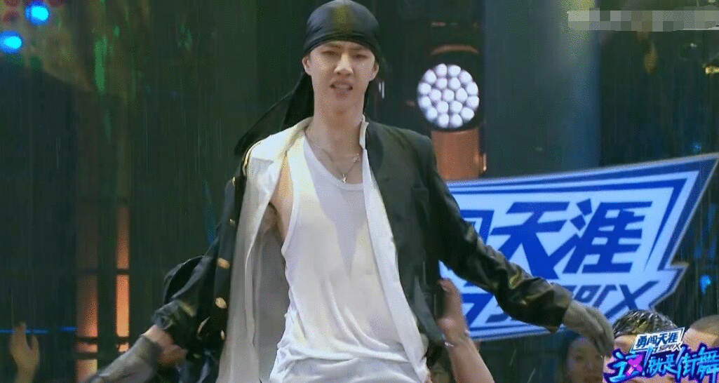 几期街舞看下来,记得王一博的一声:"我要来玩水了!