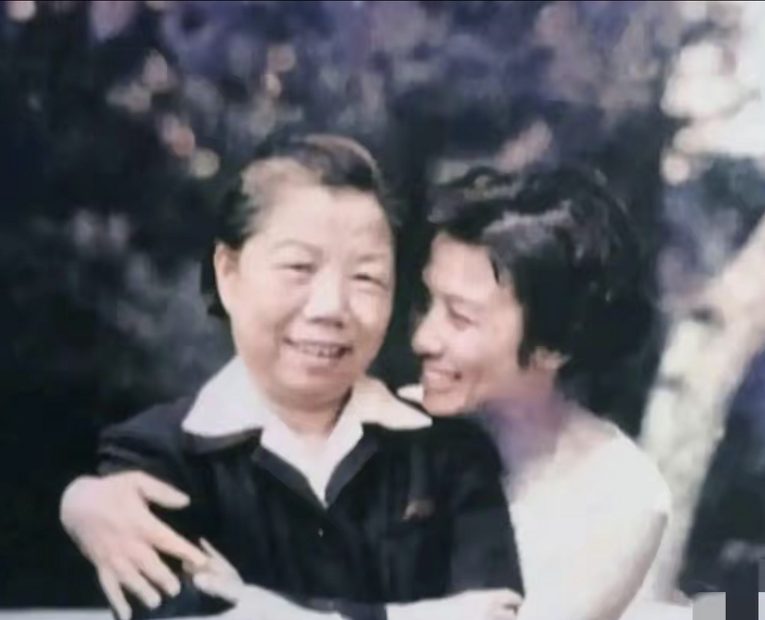 这是60年代,孙维世和邓颖超,一张珍贵留影,她是革命先烈孙炳文的女儿.