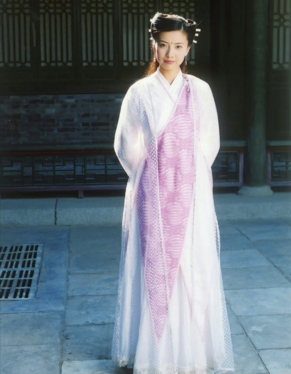 高圆圆周芷若定妆照,还是正片改过后的发型更好看,这定妆照不是丁敏君