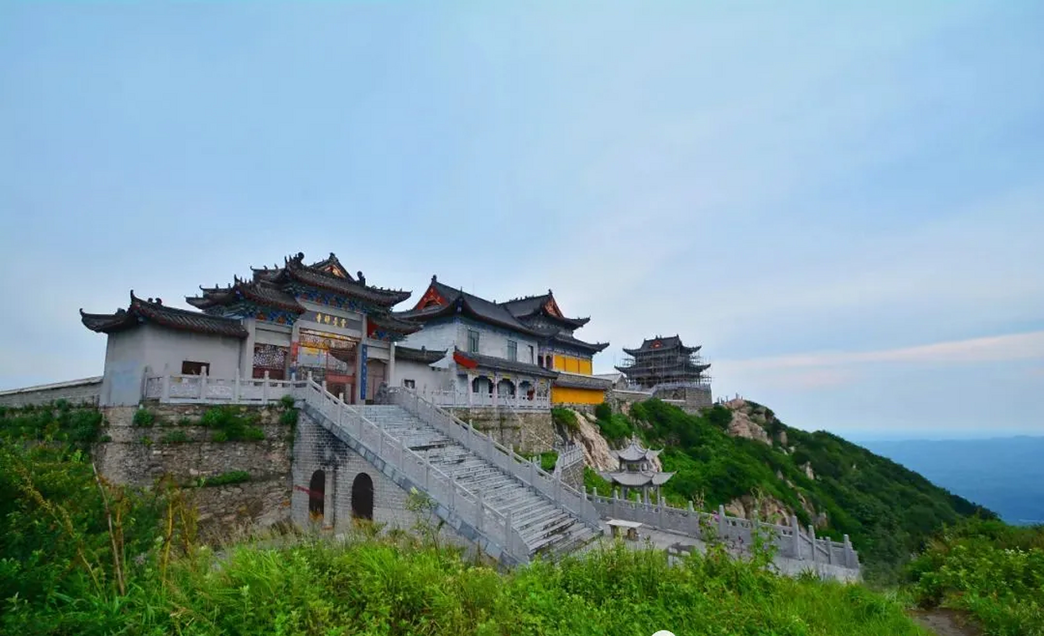 抵达河南桐柏山太白顶上的云台禅寺要驱车几十分钟,自太白顶山脚下顺