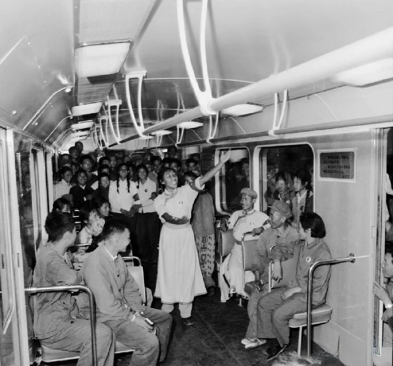 历史老照片# 一组北京地铁的老照片 1969年,北京地铁一起工程完成