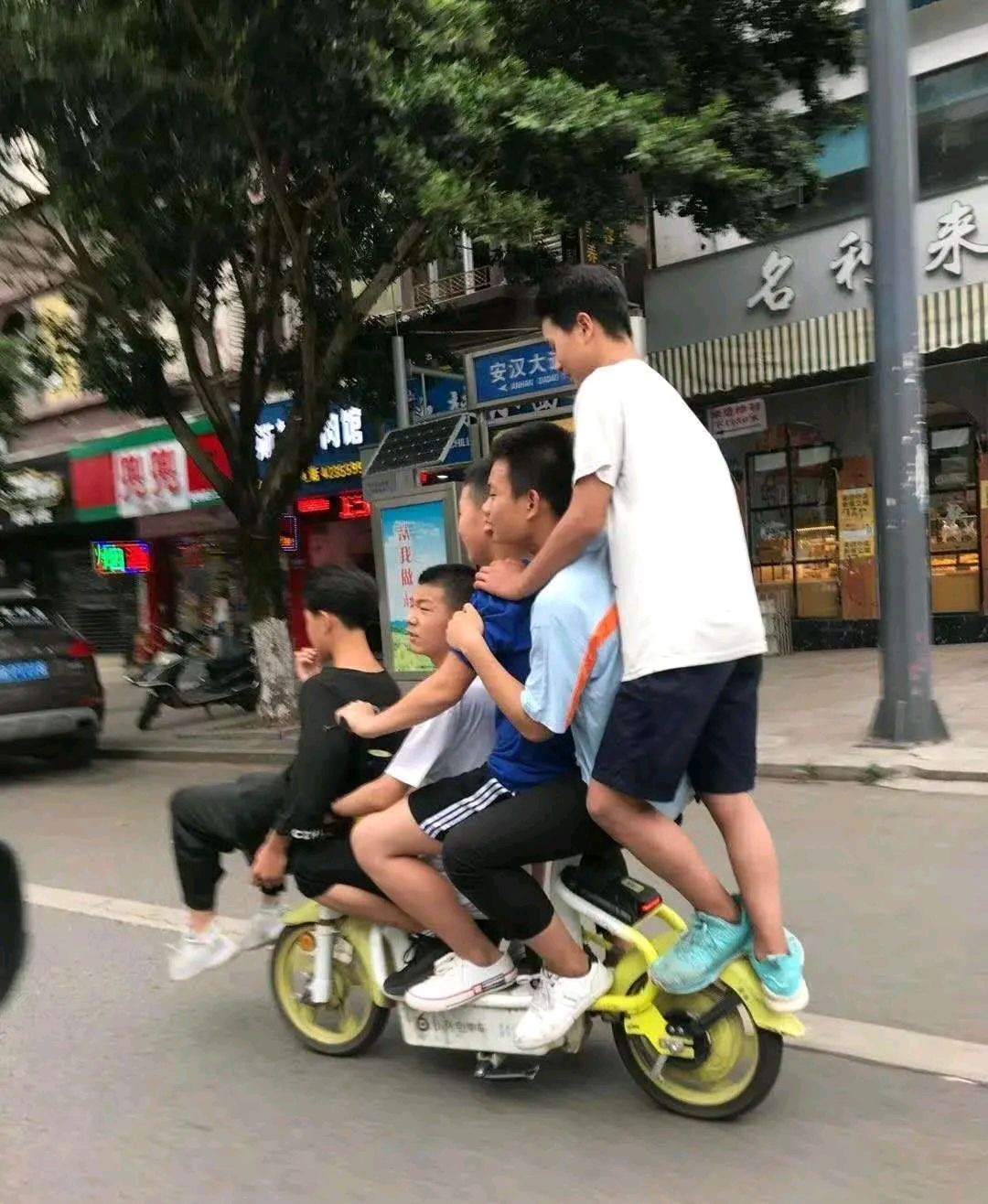五人共享一辆单车,见过吗?