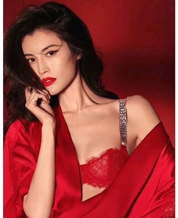 何穗内衣大片真绝了,肤若凝脂又热辣,腰间一颗痣魅惑迷人!