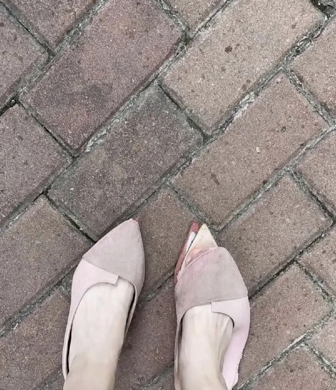 我心爱的鞋子,挤地铁被踩坏了!#我要上热门# #挤地铁# #鞋子