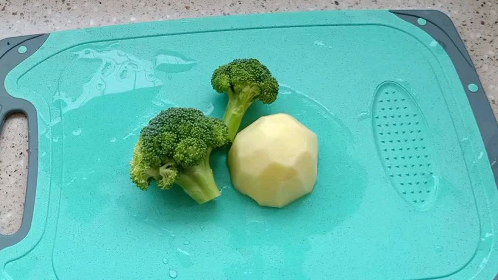 宝妈给八个月的宝宝做蔬菜小丸子,一口一个,很喜欢吃