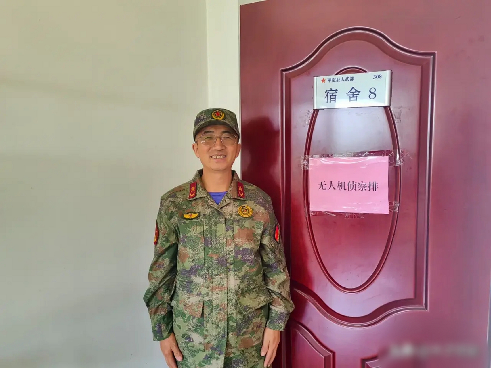 民兵新式服装,门上红纸厉害了.