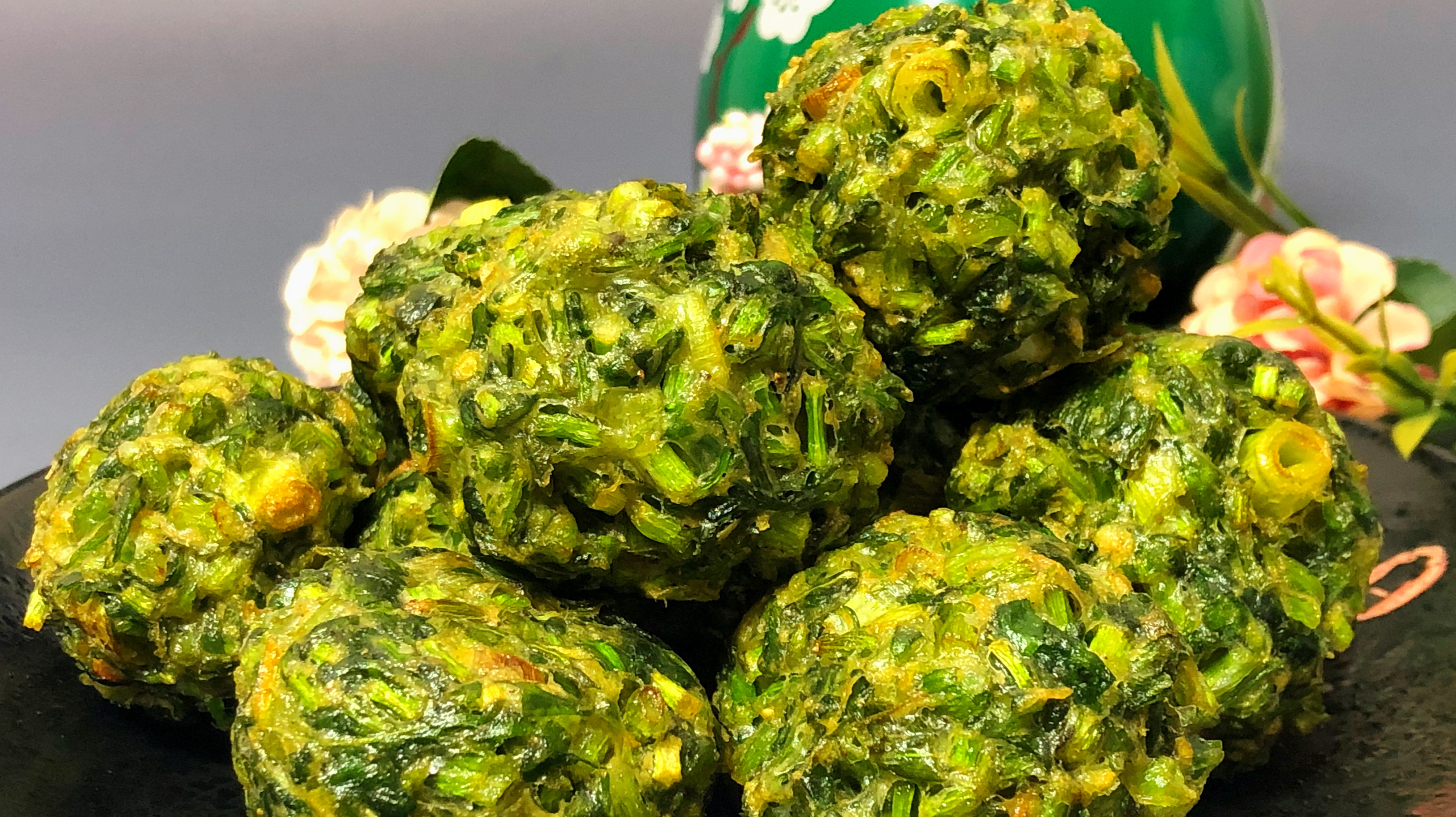 干炸蔬菜丸子不需要加水,炸的时候有窍门,出锅酥脆可口非常好吃