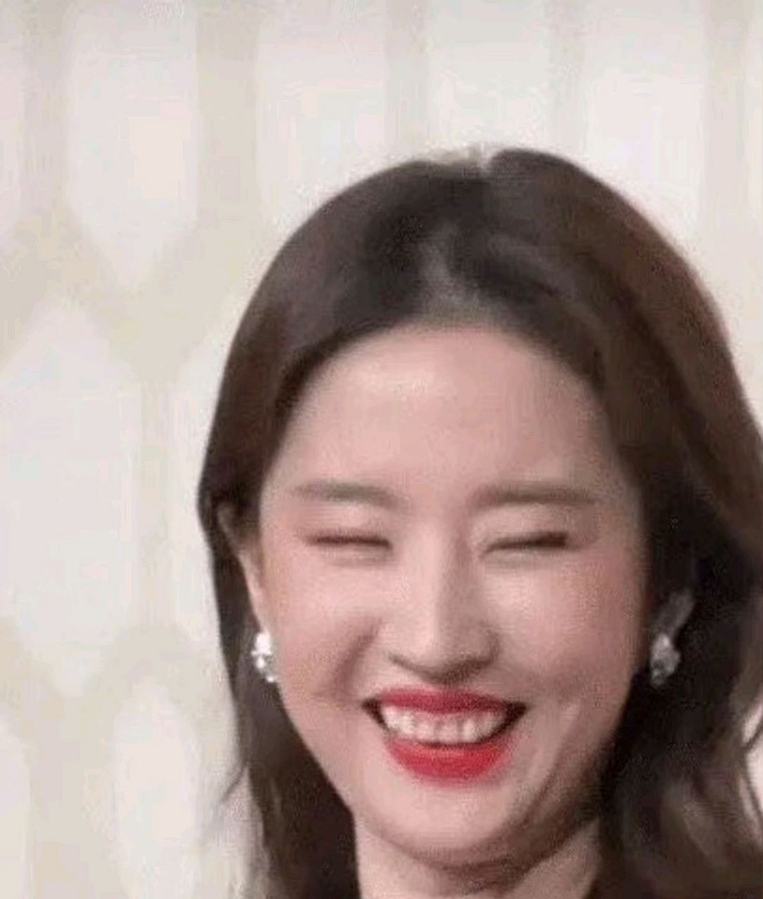 刘亦菲的丑照很难找的,她被赞美了那么久,唯一的缺点可能就是她的牙龈