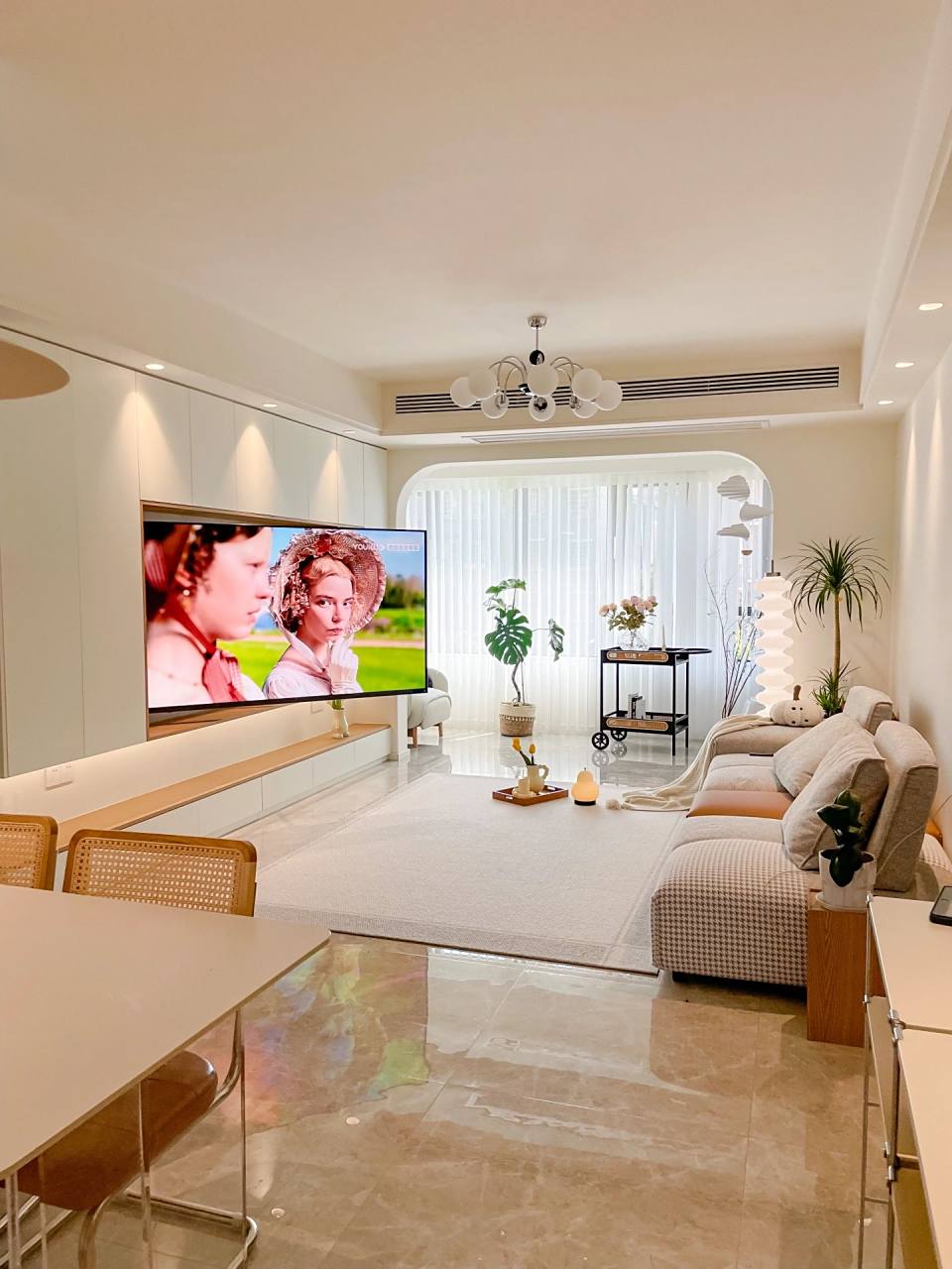 精装交付,客厅开间3.66m, 考虑许久,还是做了满墙电视柜,宽3.