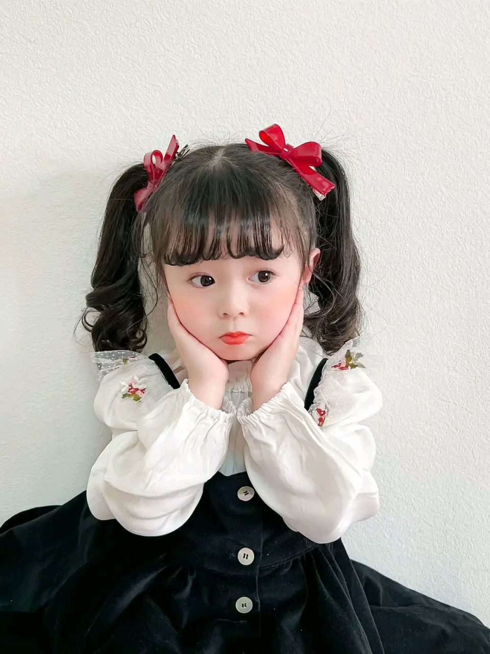 羊角辫蝴蝶结泡泡袖背带裙可萌#搞笑萌宠# #萌宝迷惑行为# #搞笑动画