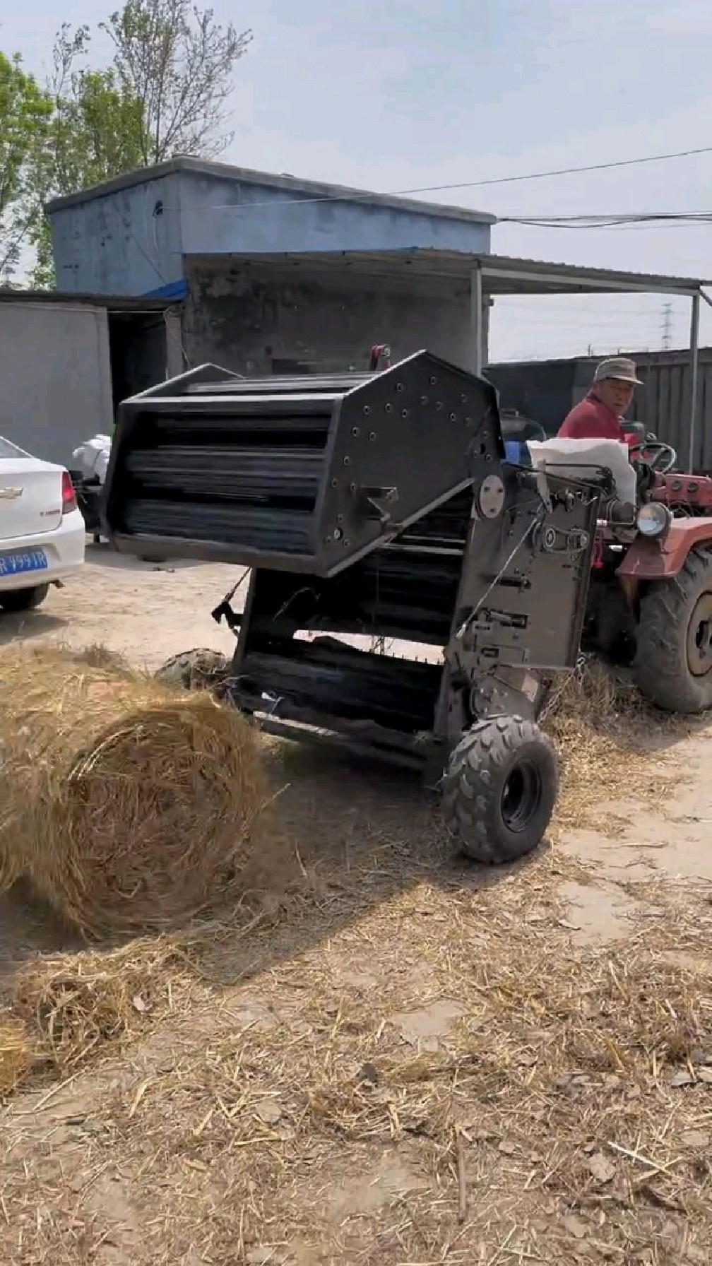 18马力拖拉机就可以带动,一个人就可以操作,一天可打几千包.草捆板正