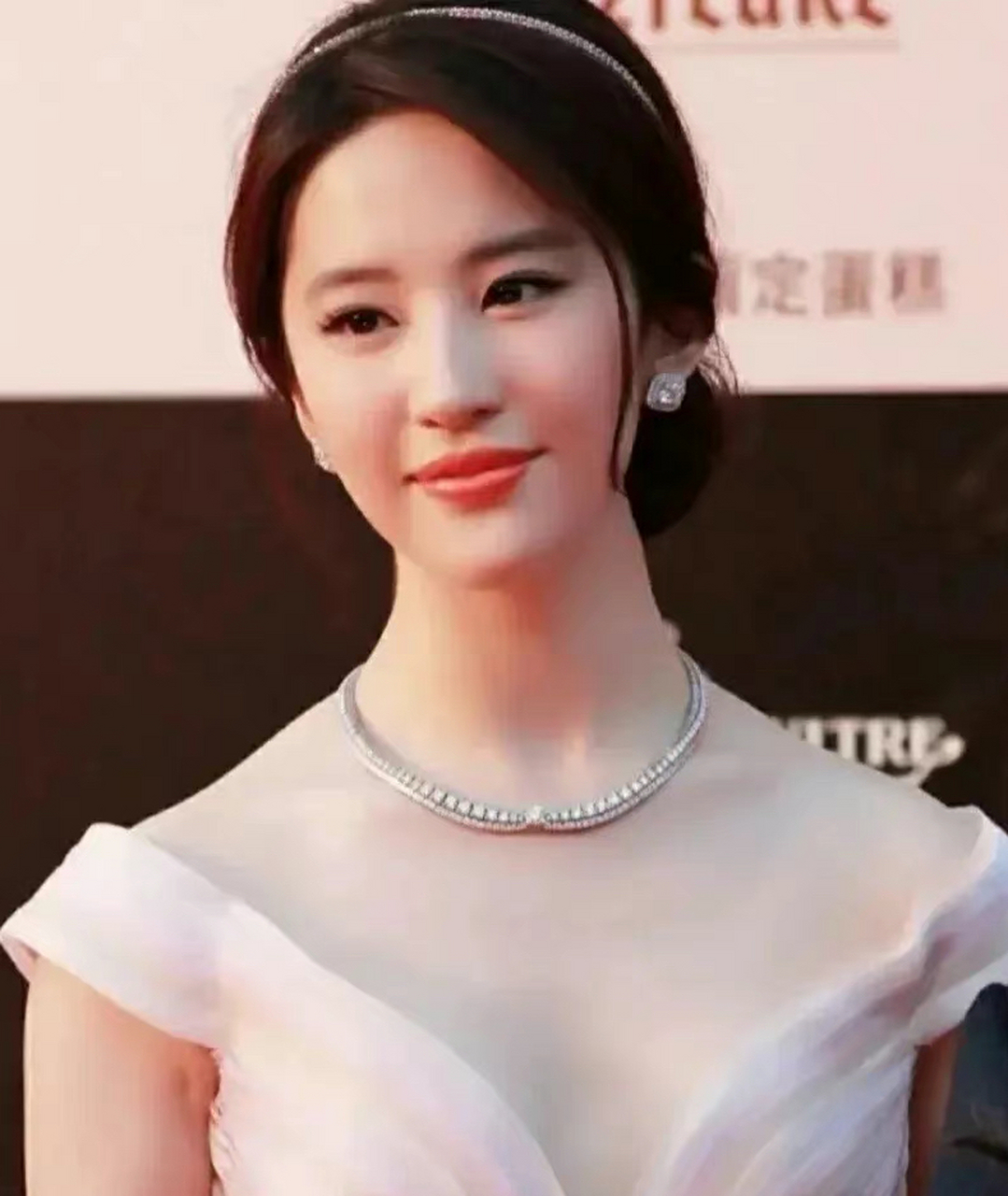 娱乐圈里为数不多的溜肩女明星[吃鲸] 汤唯,刘亦菲,周雨彤