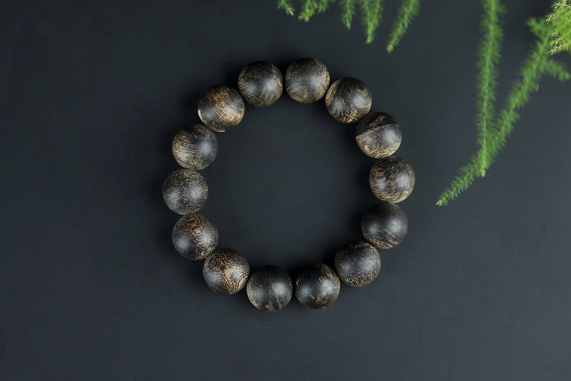 估价10万-20万元的"沉水 文莱沉香手串",重39.