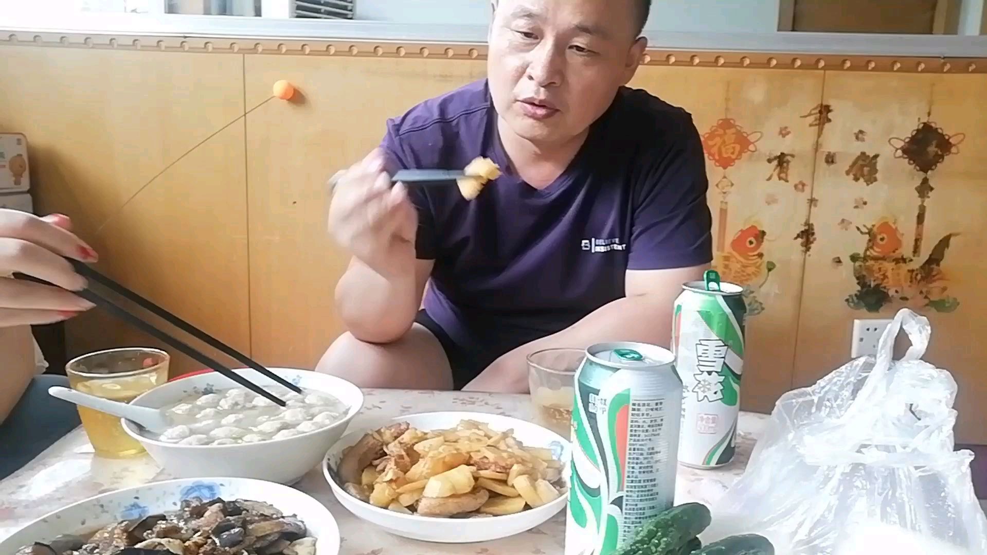 独家秘制炖个红烧茄子和土豆炖肉味道鲜美,儿子没话说了,吃过瘾