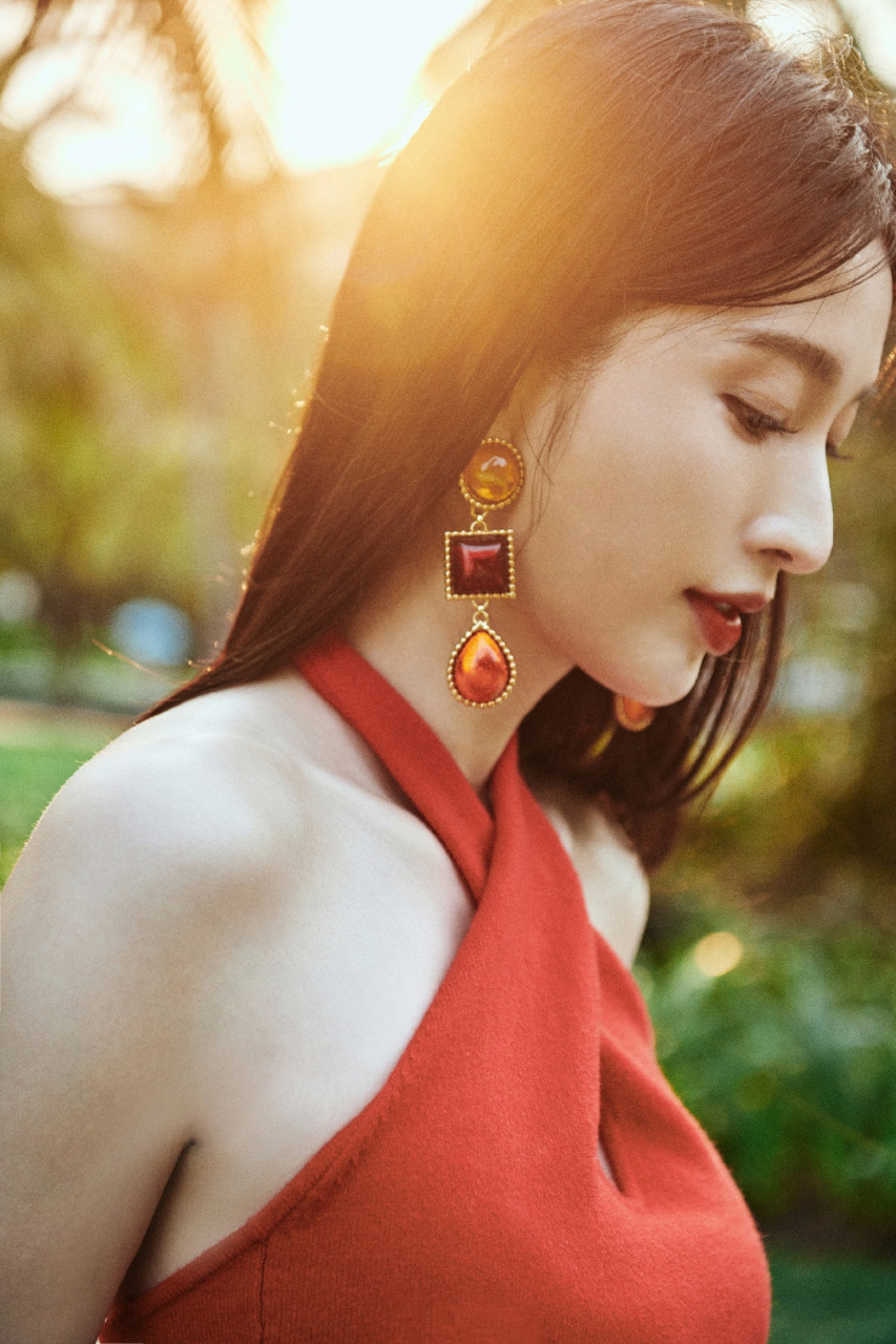 张俪# 一袭红色挂脖露背连衣裙,肤白貌美的容颜