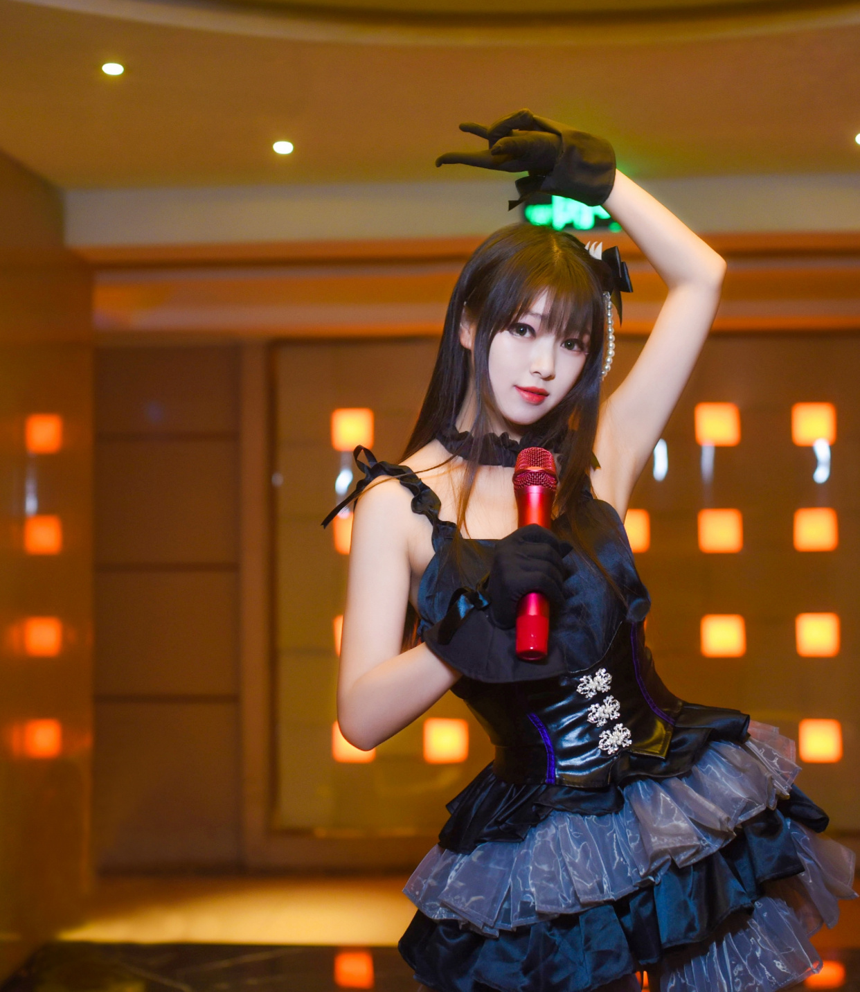 《偶像大师》涉谷凛cos,一身御姐的气质,却长着张娃娃的脸