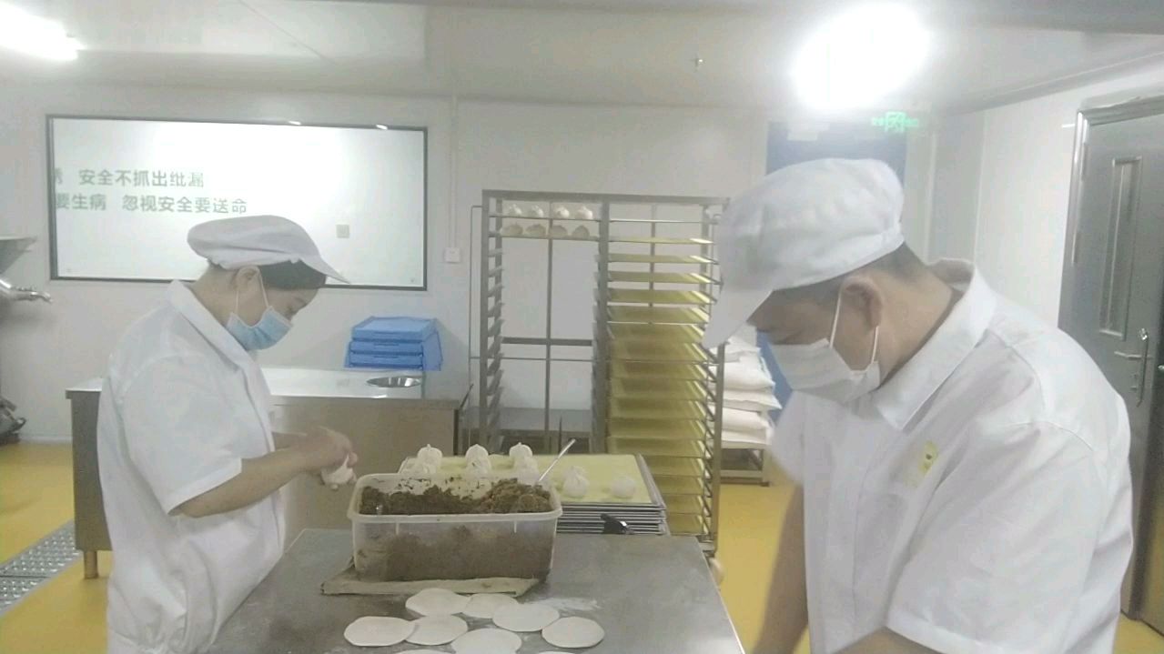 今天跟我师姐包点盐菜包子,我先擀面皮子,师姐来包