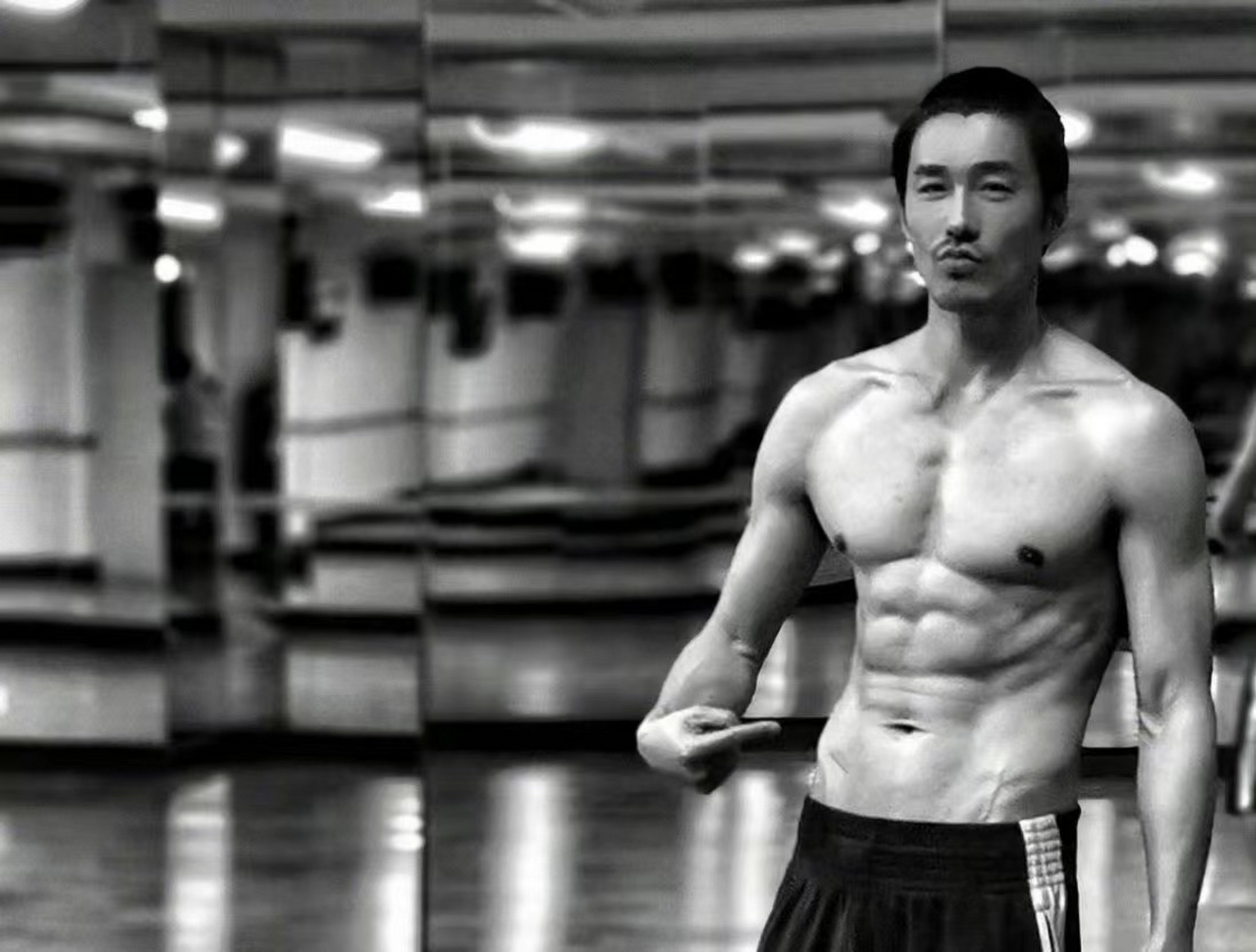 02 ,八块腹肌加上流畅的下颚线,胡兵老师的身材,让我脑子里都是小说