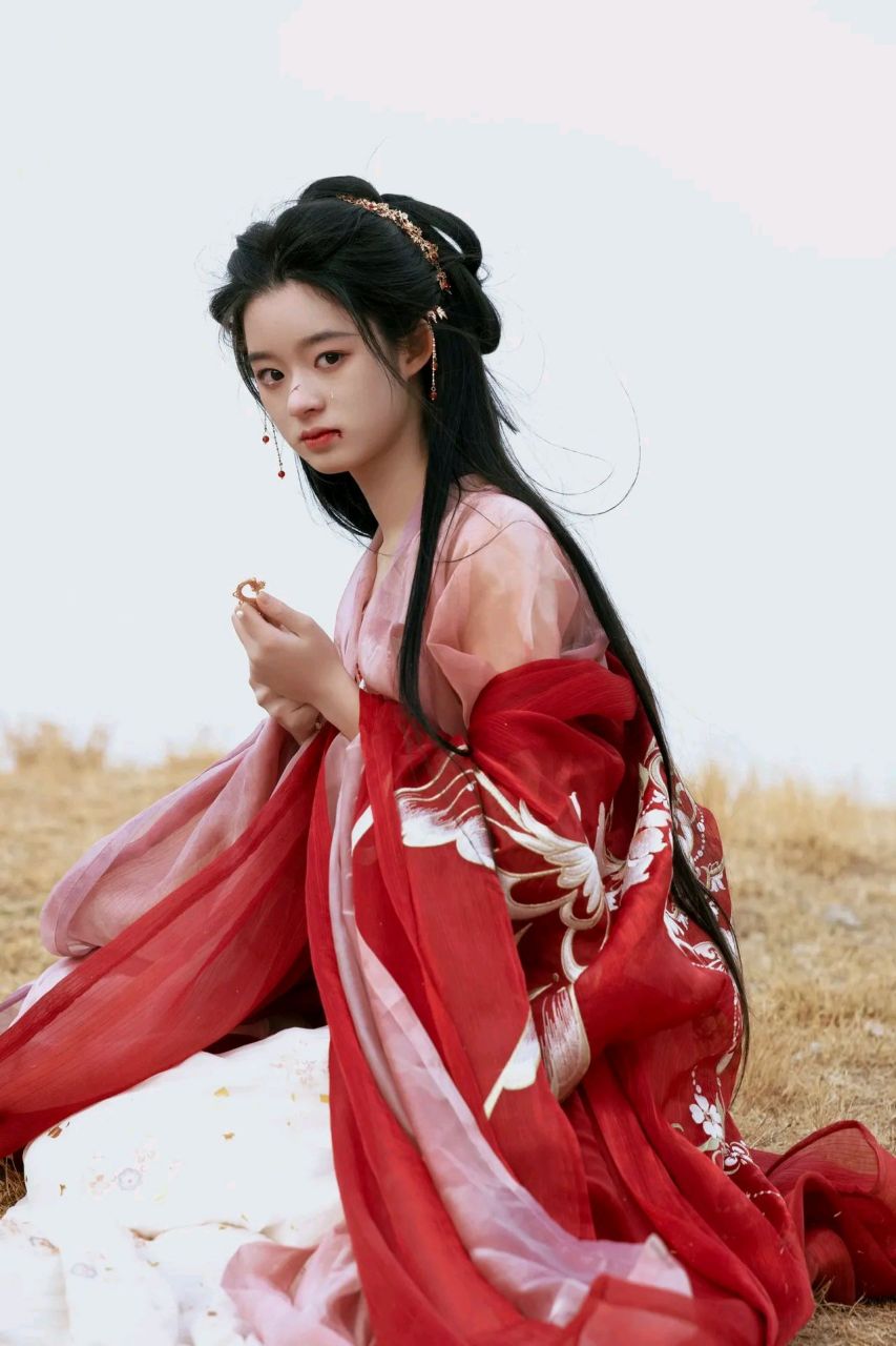 黄杨钿甜红衣古装造型#你心中的古装女神# #一眼沦陷# #惊艳瞬间