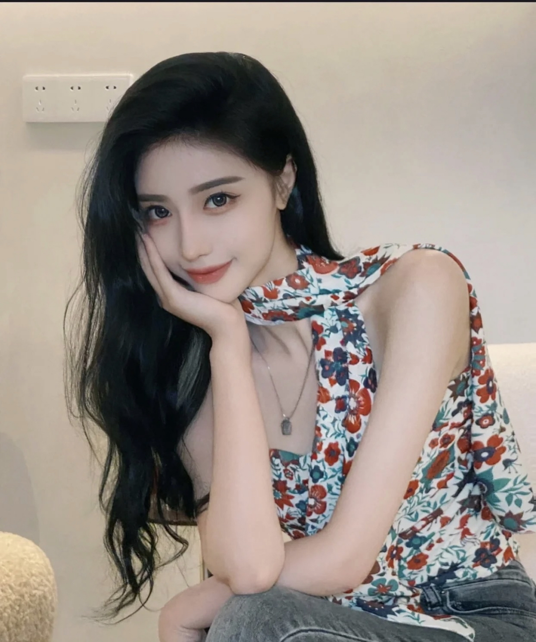 1,#张若昀唐艺昕甜蜜樱桃吻# 张若昀唐艺昕合体拍写真,夫妻高调上演"