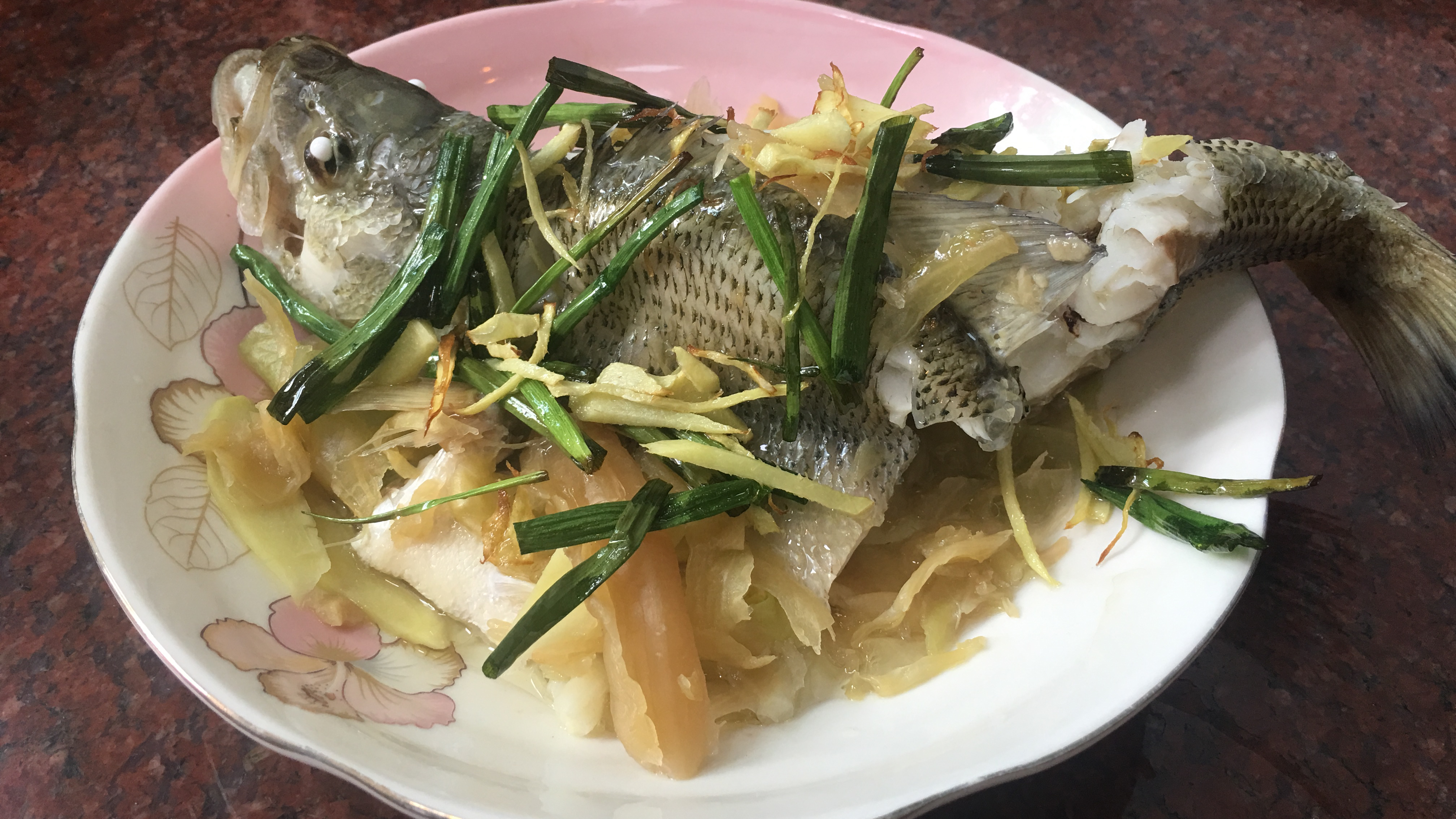 潮州人最爱的冬菜蒸鲈鱼你吃过吗?鱼肉鲜香无腥味,是妈妈的味道