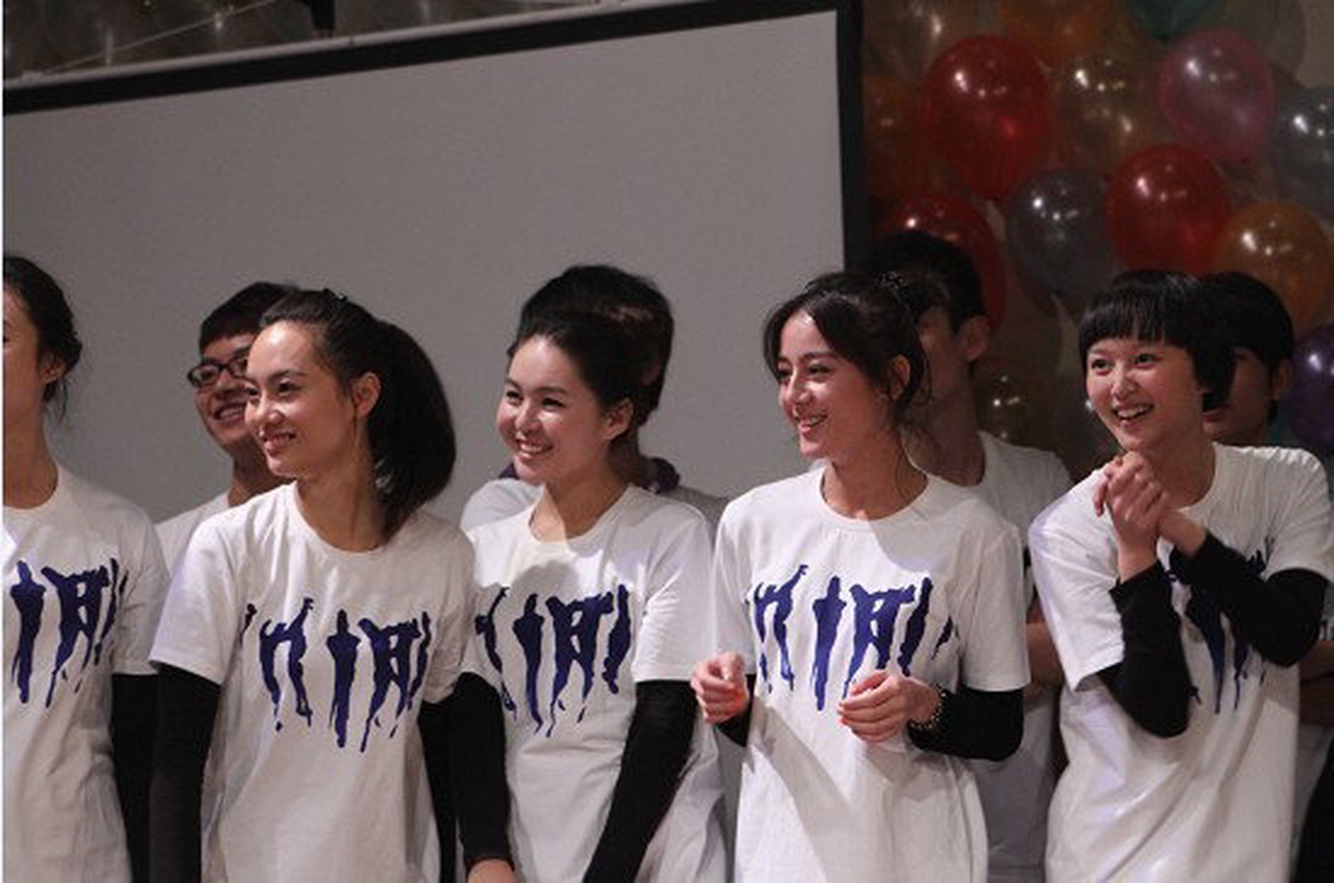 热巴大学时期,在一群美女里依然最出众