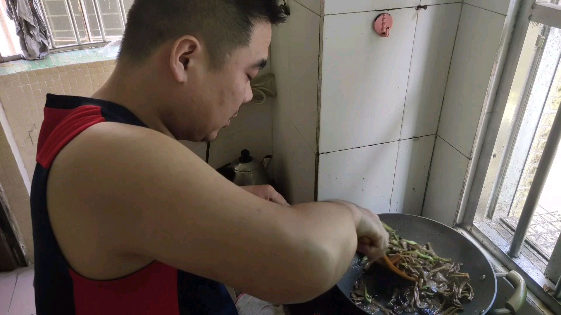 花20块钱买的牛肉搭配茶树菇一起爆炒,牛肉鲜嫩,茶树菇爽脆,美
