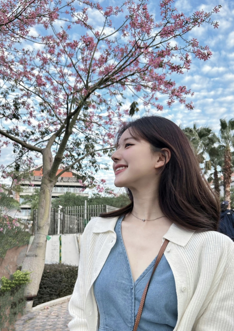 赵露思晒侧脸,漂亮